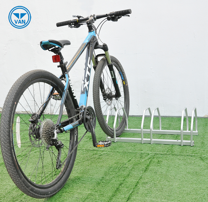 Soporte de exhibición de bicicleta montado en el piso de acero al carbono para exteriores para 3 bicicletas